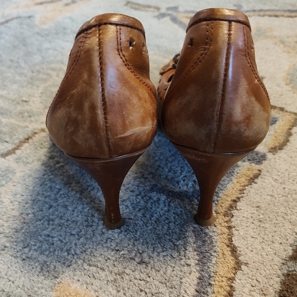Pedro Garcia Brown Pointed Toe Star-Cut Heels with Decorative Accent - Picture 5 of 10